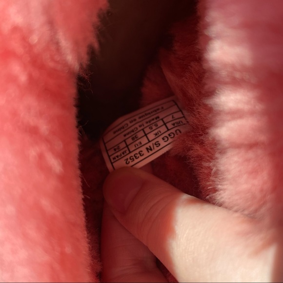 UGG pink boots with fur insole and wooden button size 7 - Picture 10 of 16